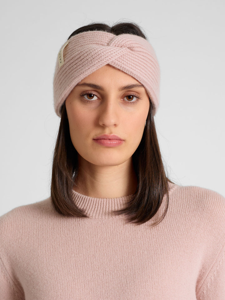 Head band "Freya" in 100% pure cashmere. Scandinavian design by Kashmina. Color: Rose Glow.