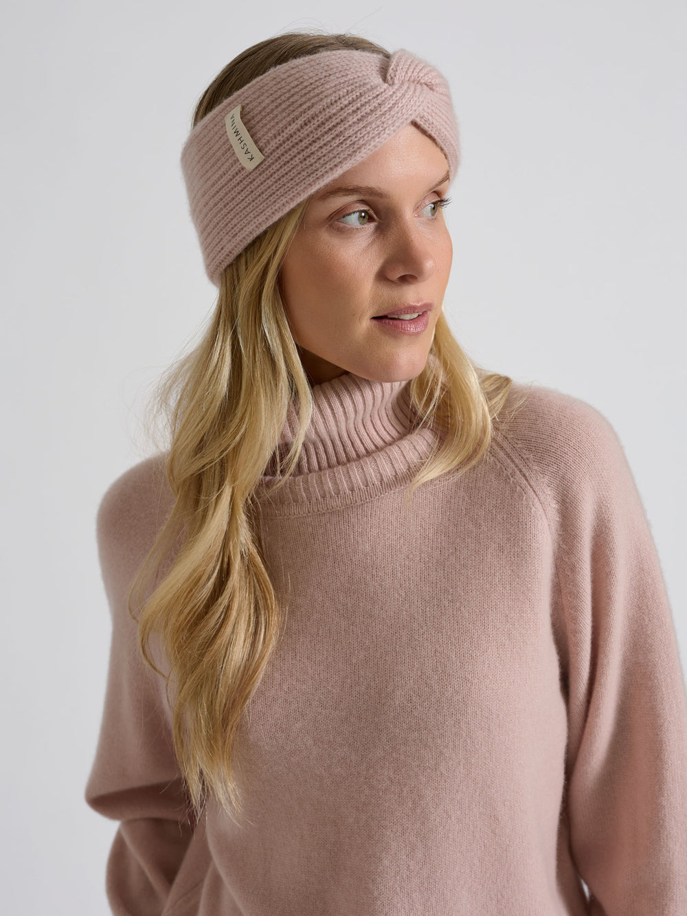 Head band "Freya" in 100% pure cashmere. Scandinavian design by Kashmina. Color: Rose Glow.