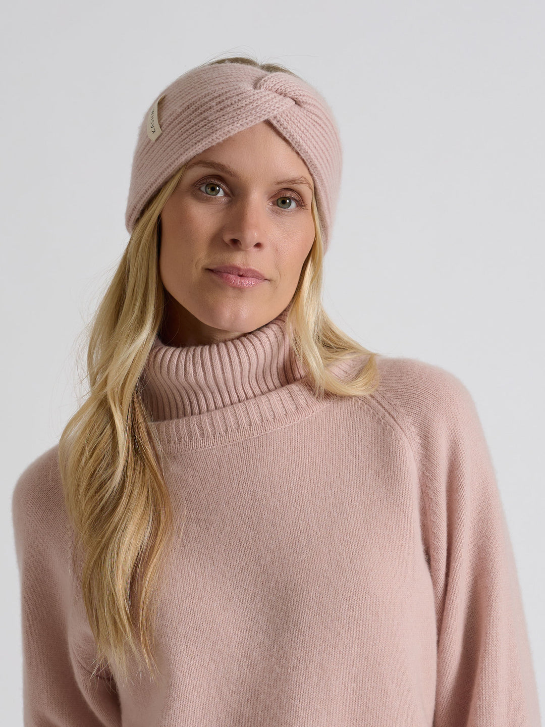 Head band "Freya" in 100% pure cashmere. Scandinavian design by Kashmina. Color: Rose Glow.