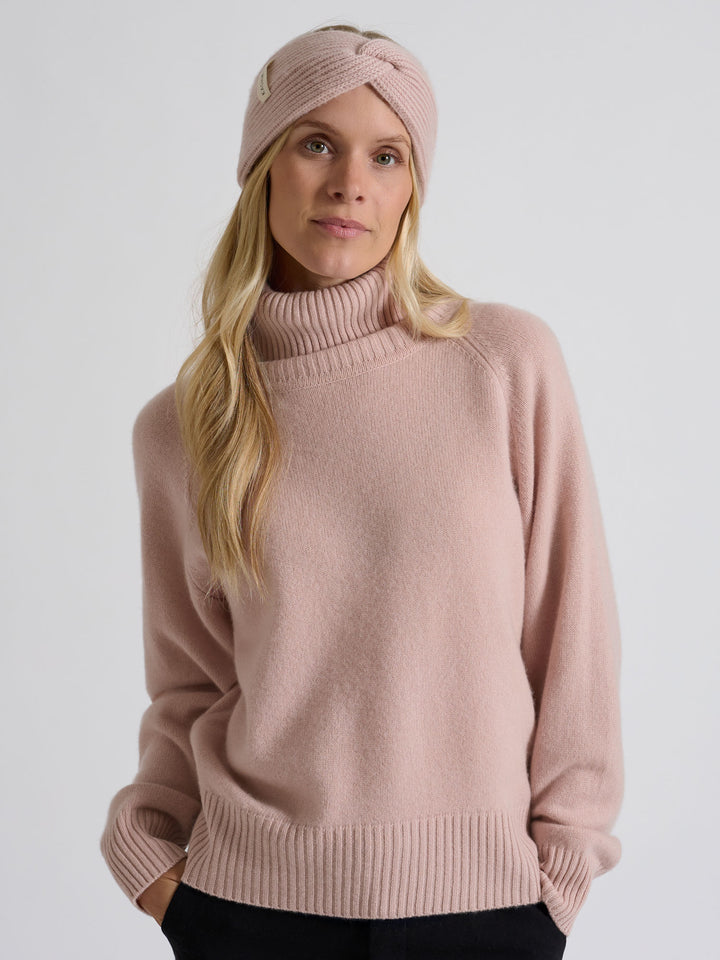 Head band "Freya" in 100% pure cashmere. Scandinavian design by Kashmina. Color: Rose Glow.