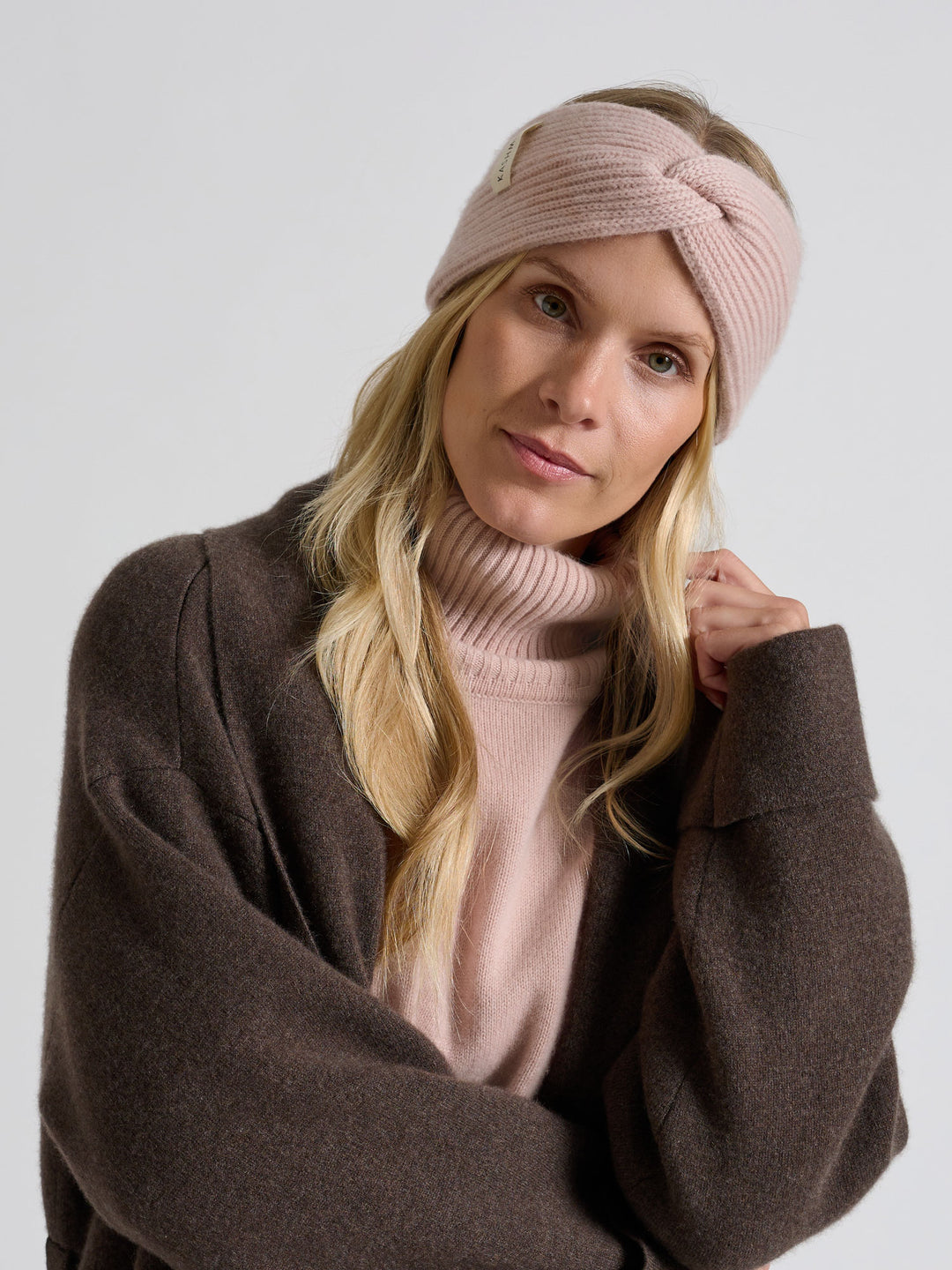 Head band "Freya" in 100% pure cashmere. Scandinavian design by Kashmina. Color: Rose Glow.