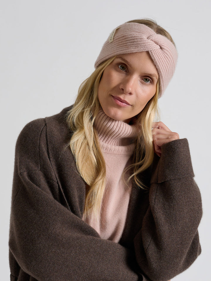 Head band "Freya" in 100% pure cashmere. Scandinavian design by Kashmina. Color: Rose Glow.