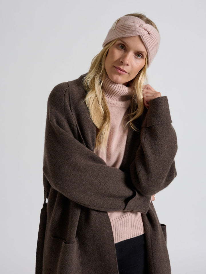 Head band "Freya" in 100% pure cashmere. Scandinavian design by Kashmina. Color: Rose Glow.