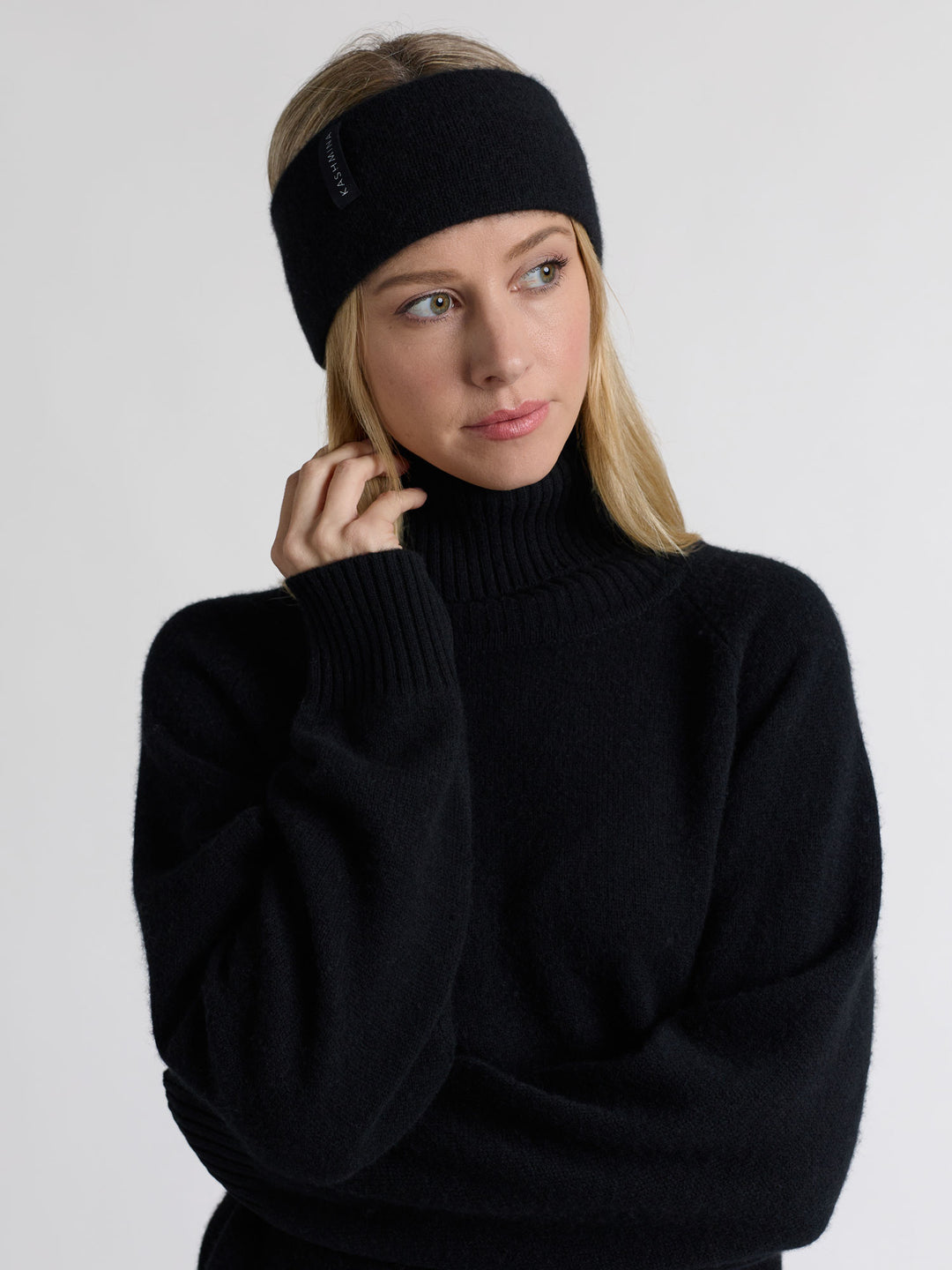 Cashmere headband "Tiril" in 100% pure cashmere. Scandinavian design by Kashmina. Color: Black.