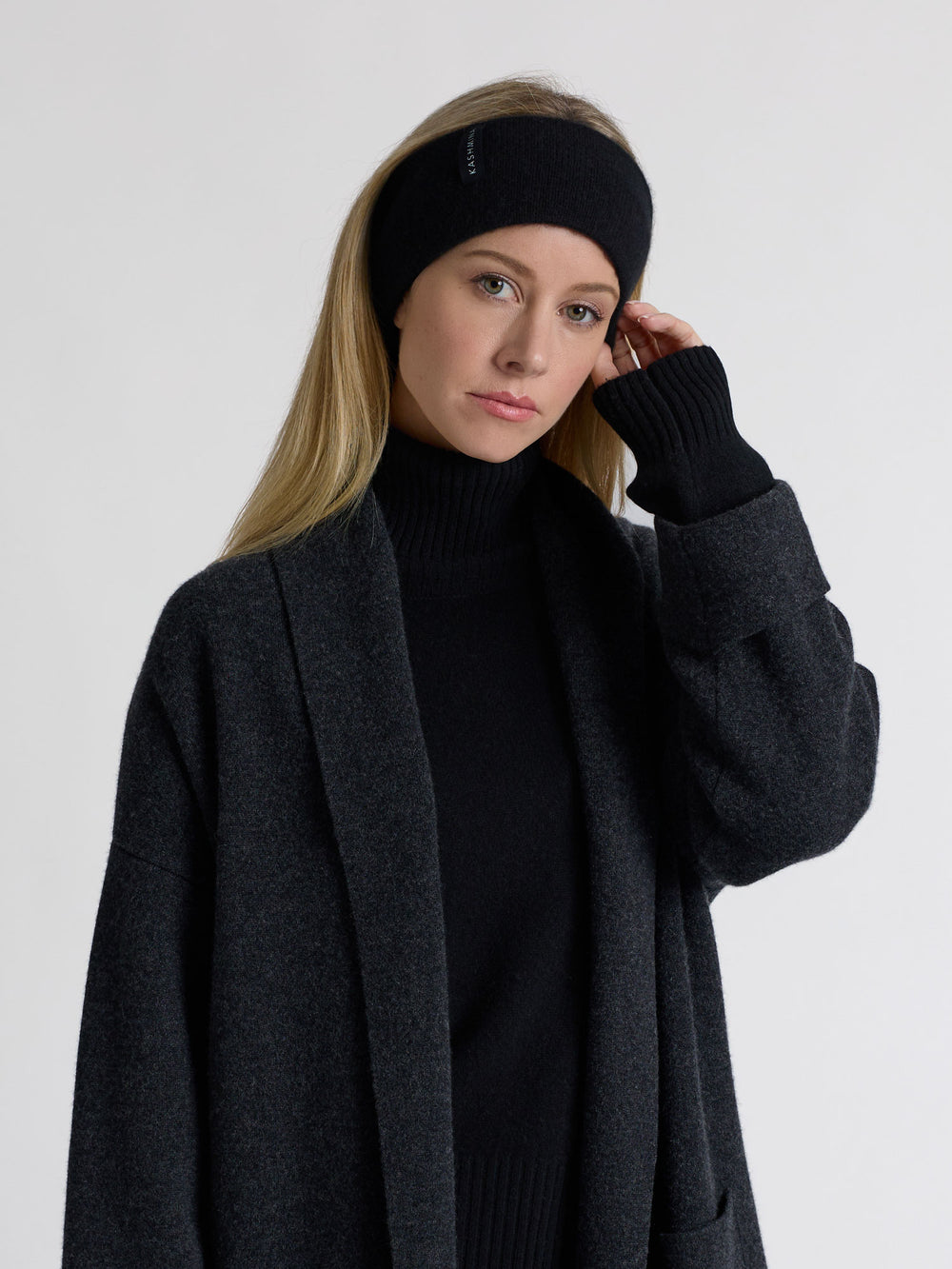 Cashmere headband "Tiril" in 100% pure cashmere. Scandinavian design by Kashmina. Color: Black.
