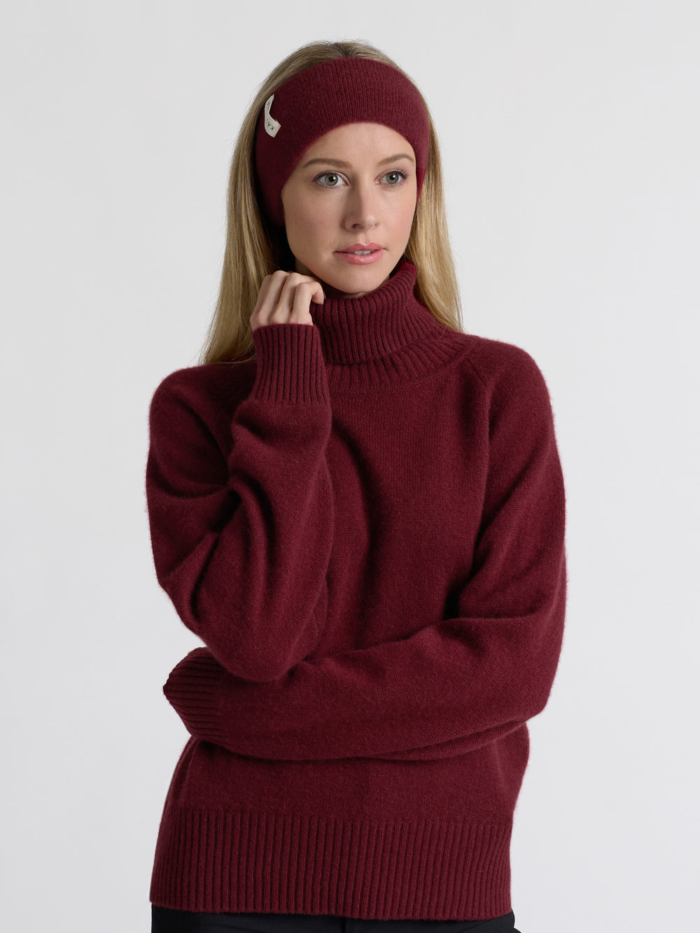 Cashmere headband "Tiril" in 100% pure cashmere. Scandinavian design by Kashmina. Color: Bordeaux.