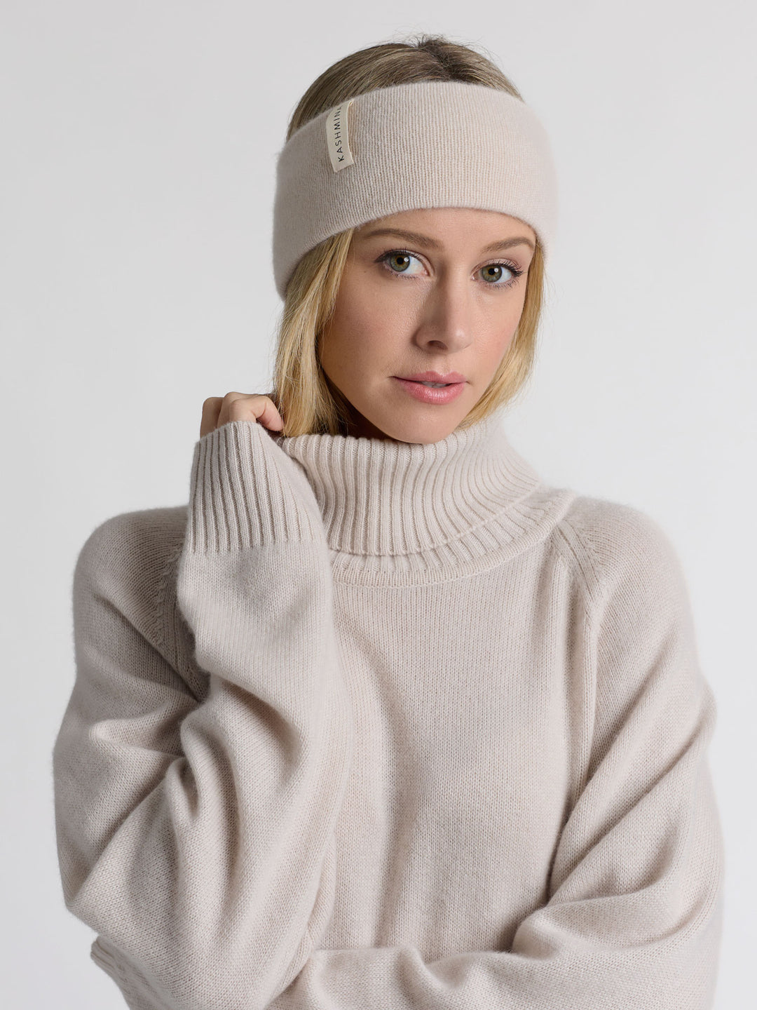 Cashmere headband "Tiril" in 100% pure cashmere. Scandinavian design by Kashmina. Color: Cream.