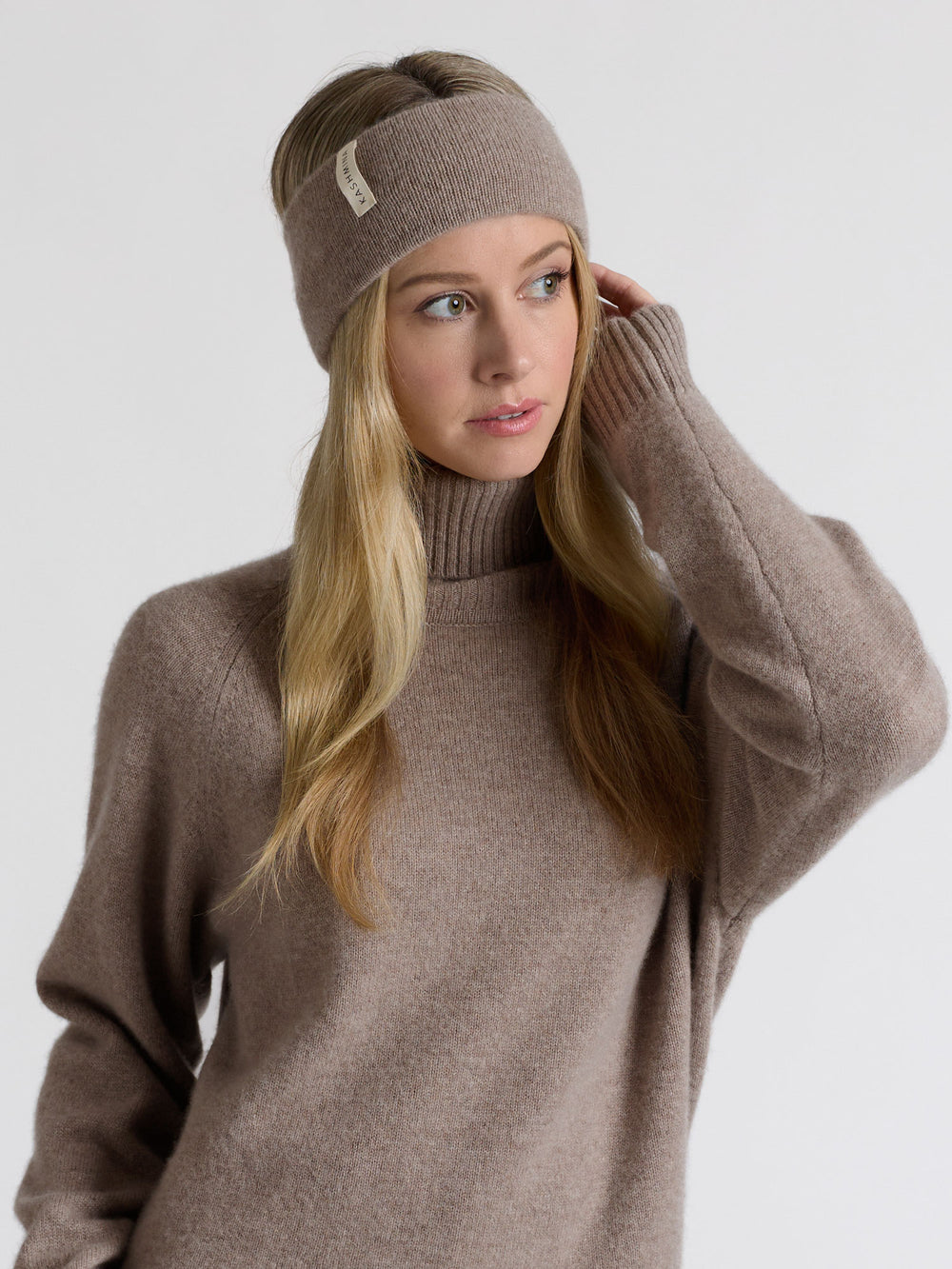 Cashmere headband "Tiril" in 100% pure cashmere. Scandinavian design by Kashmina. Color: Toast.