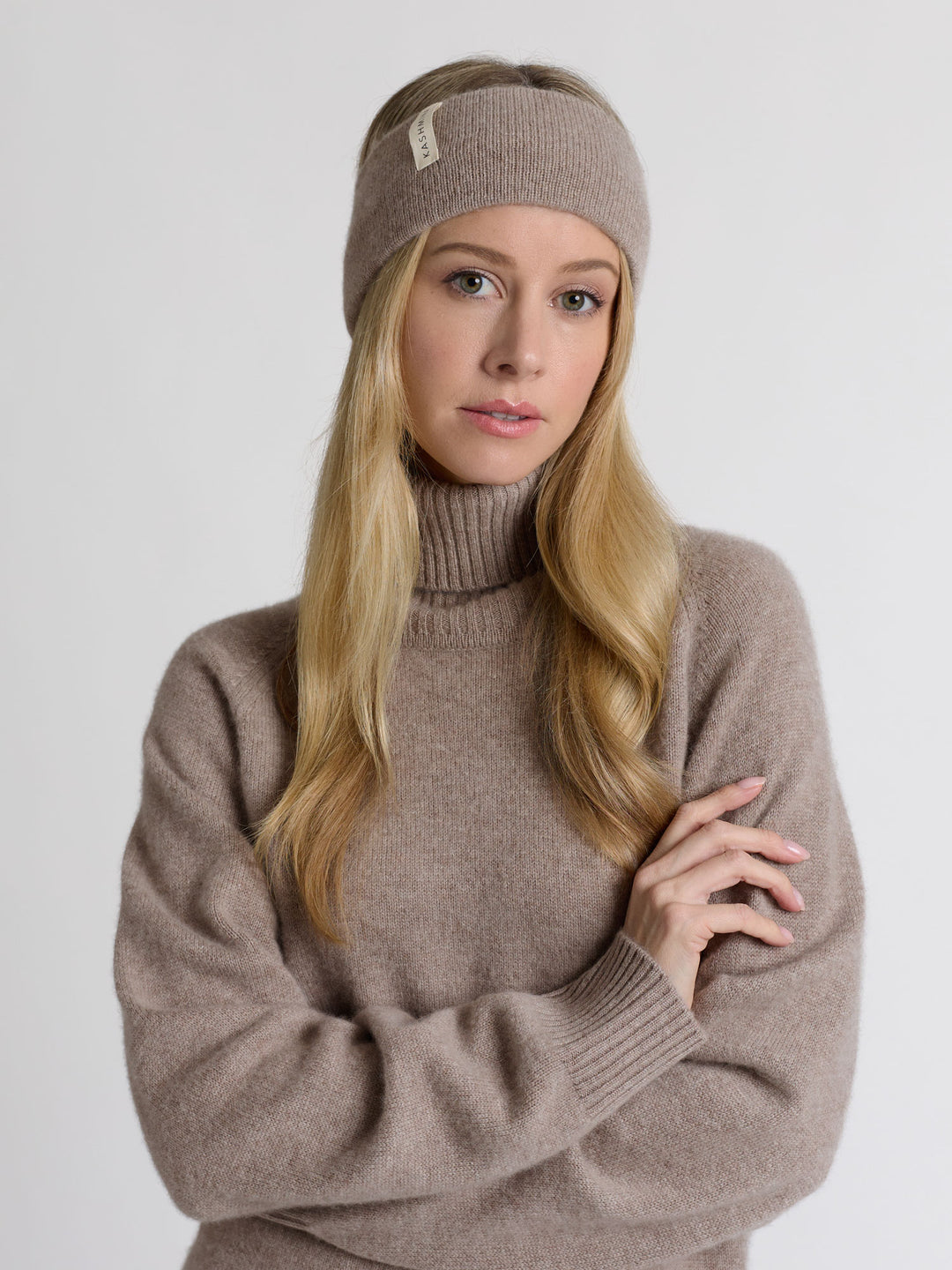 Cashmere headband "Tiril" in 100% pure cashmere. Scandinavian design by Kashmina. Color: Toast.