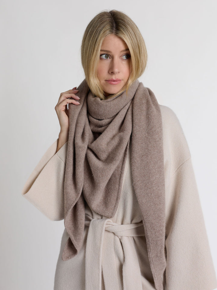 Cashmere jacket "Vera" in 100% pure cashmere. Scandinavian design by Kashmina. Color: Cream.