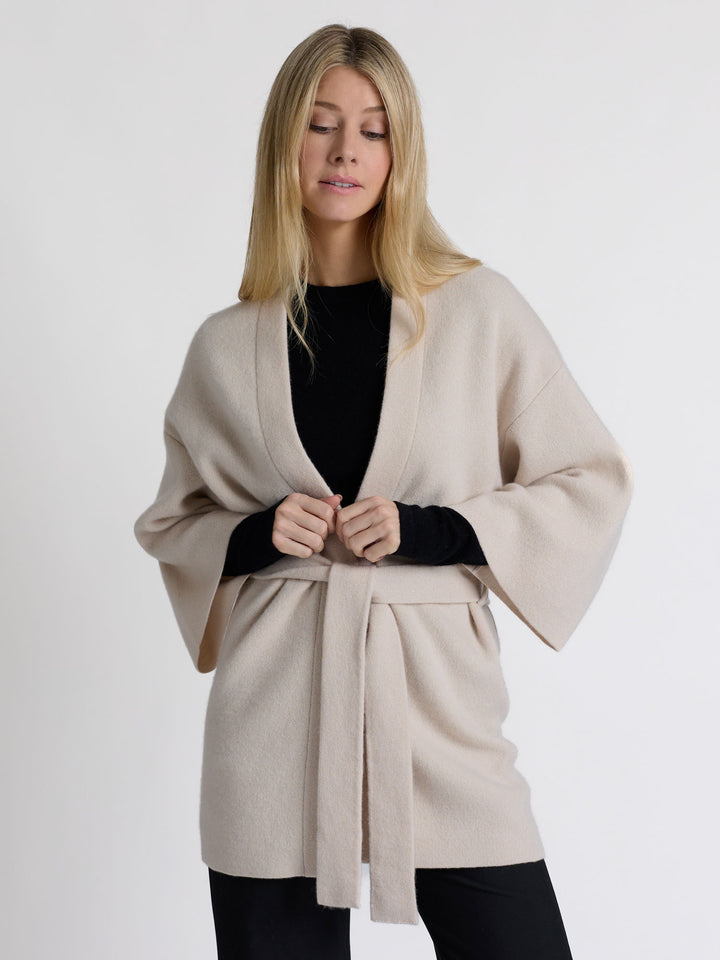 Cashmere jacket "Vera" in 100% pure cashmere. Scandinavian design by Kashmina. Color: Cream.