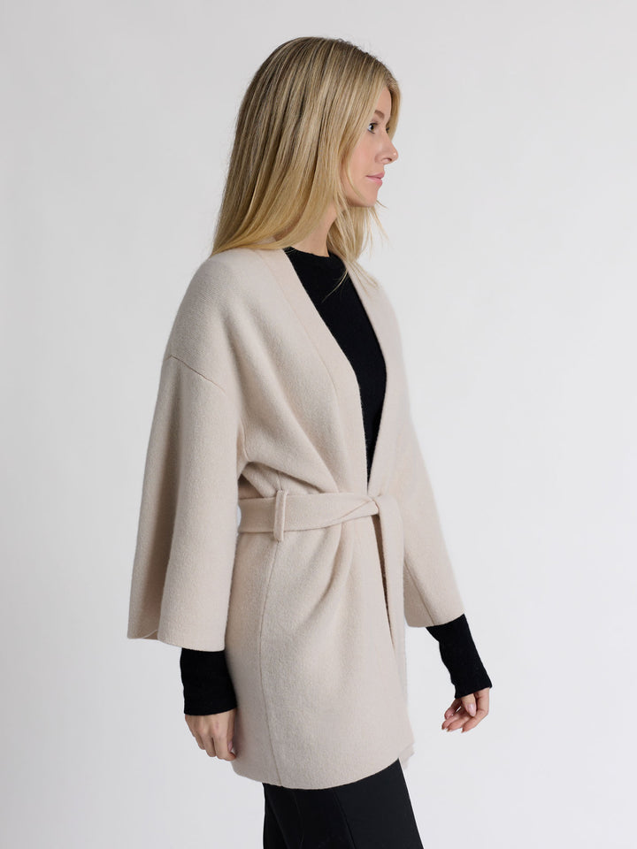 Cashmere jacket "Vera" in 100% pure cashmere. Scandinavian design by Kashmina. Color: Cream.