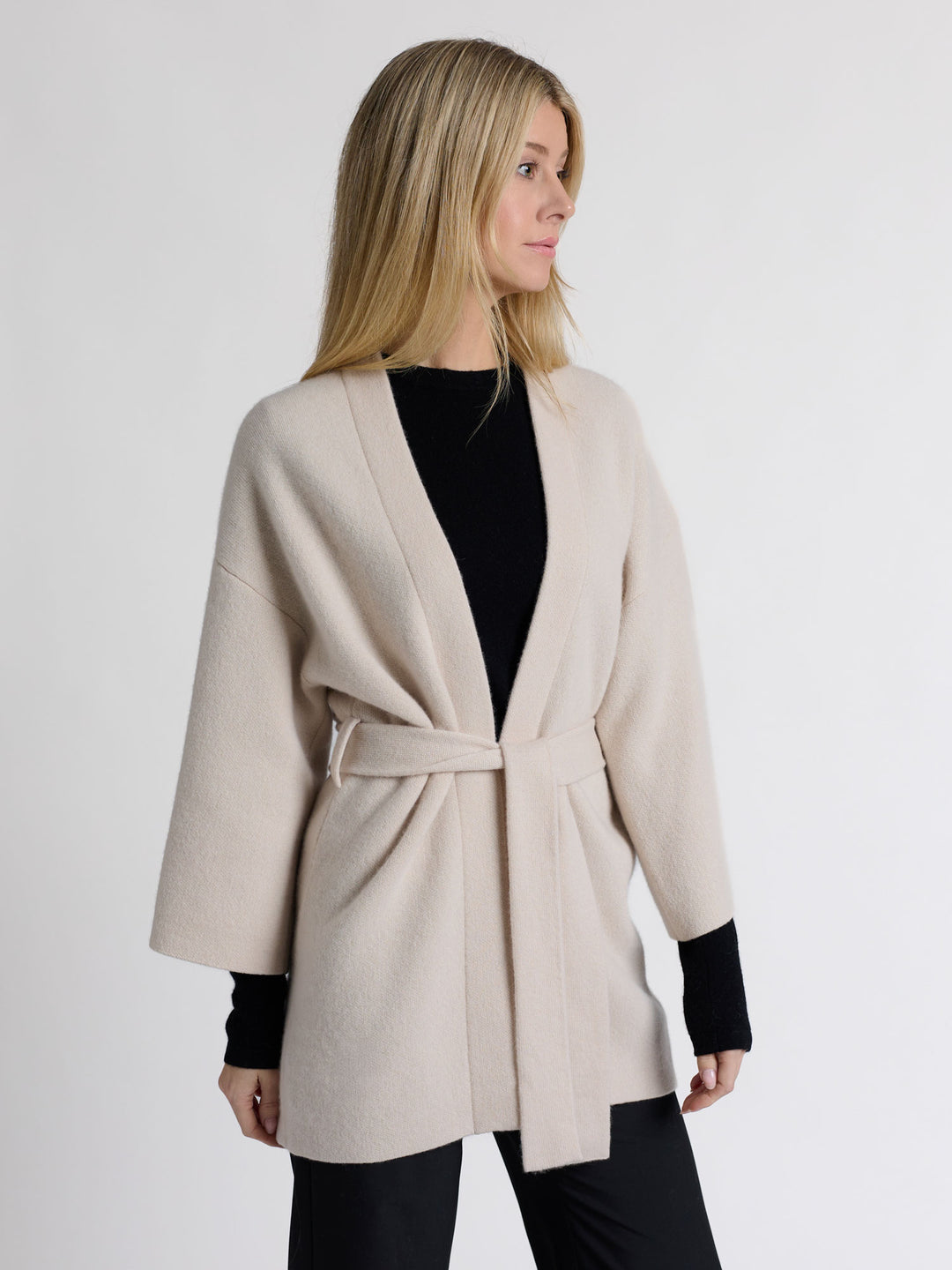 Cashmere jacket "Vera" in 100% pure cashmere. Scandinavian design by Kashmina. Color: Cream.