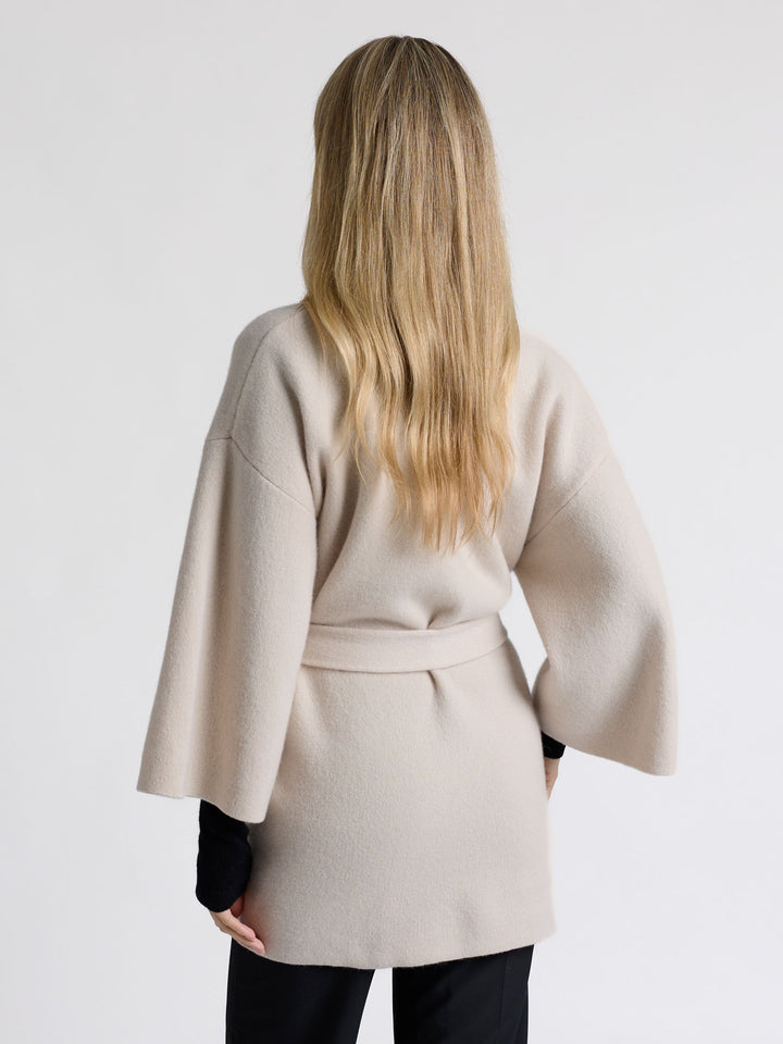 Cashmere jacket "Vera" in 100% pure cashmere. Scandinavian design by Kashmina. Color: Cream.
