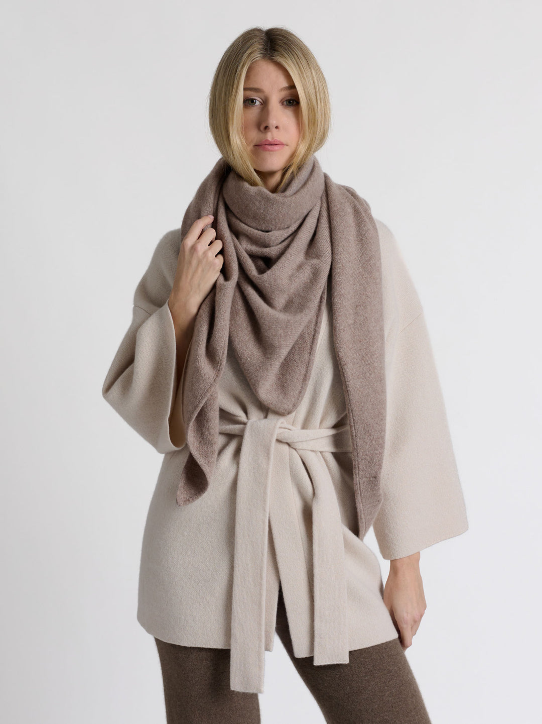 Cashmere jacket "Vera" in 100% pure cashmere. Scandinavian design by Kashmina. Color: Cream.