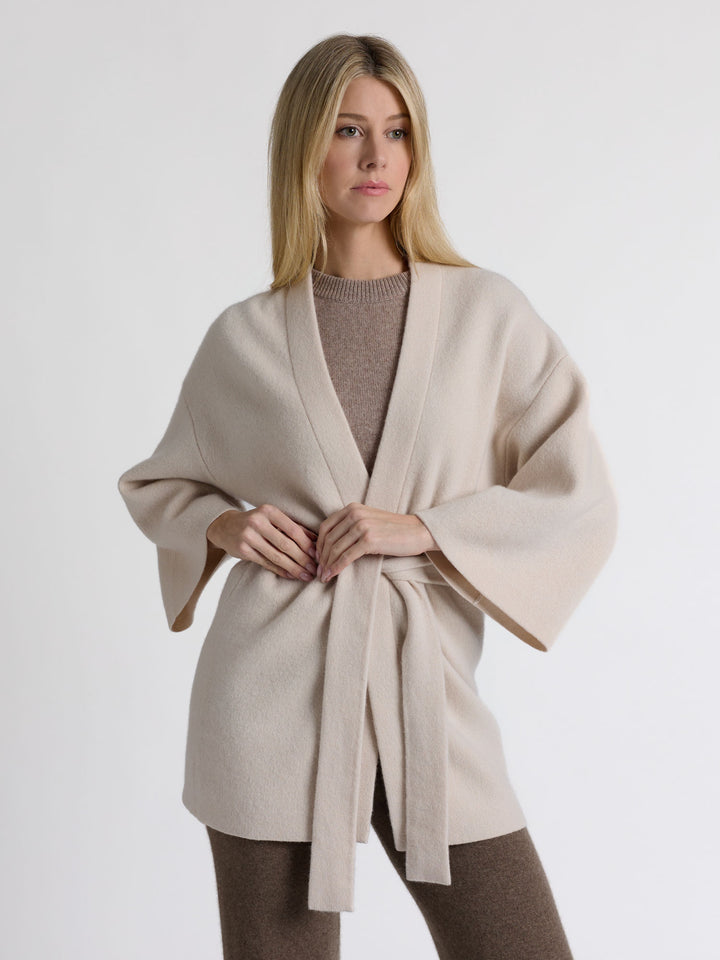 Cashmere jacket "Vera" in 100% pure cashmere. Scandinavian design by Kashmina. Color: Cream.
