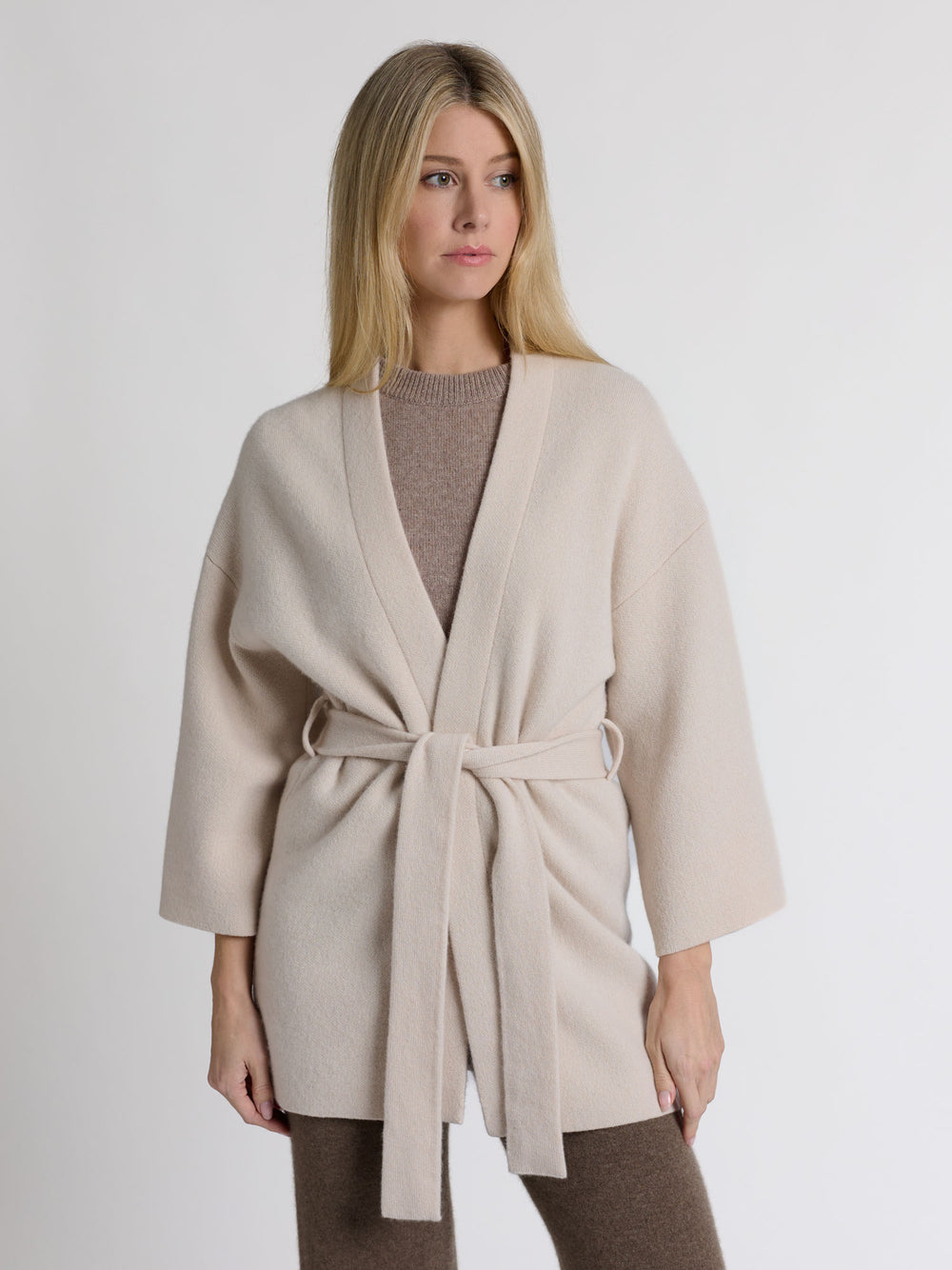 Cashmere jacket "Vera" in 100% pure cashmere. Scandinavian design by Kashmina. Color: Cream.