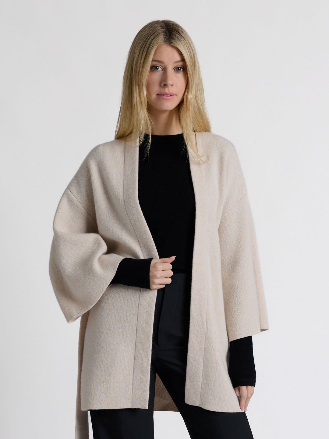 Cashmere jacket "Vera" in 100% pure cashmere. Scandinavian design by Kashmina. Color: Cream.
