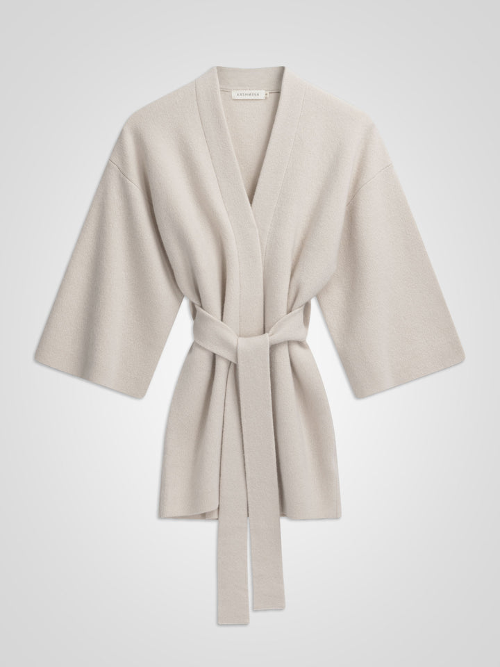 Cashmere jacket "Vera" in 100% pure cashmere. Scandinavian design by Kashmina. Color: Cream.
