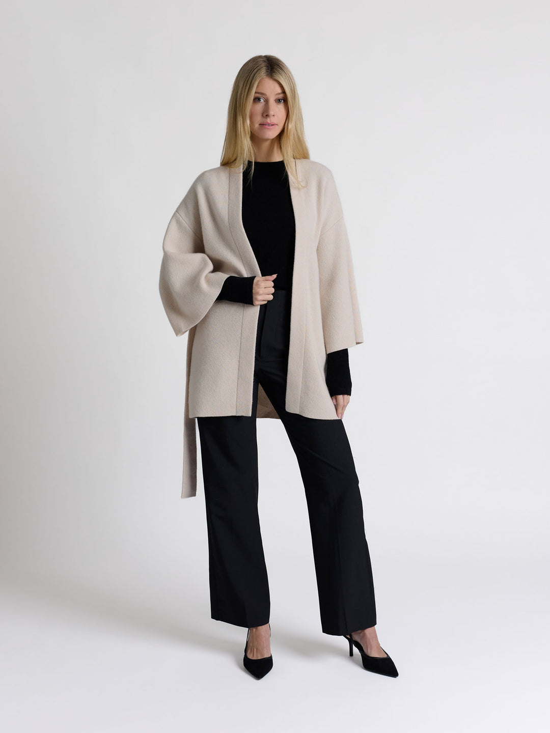 Cashmere jacket "Vera" in 100% pure cashmere. Scandinavian design by Kashmina. Color: Cream.