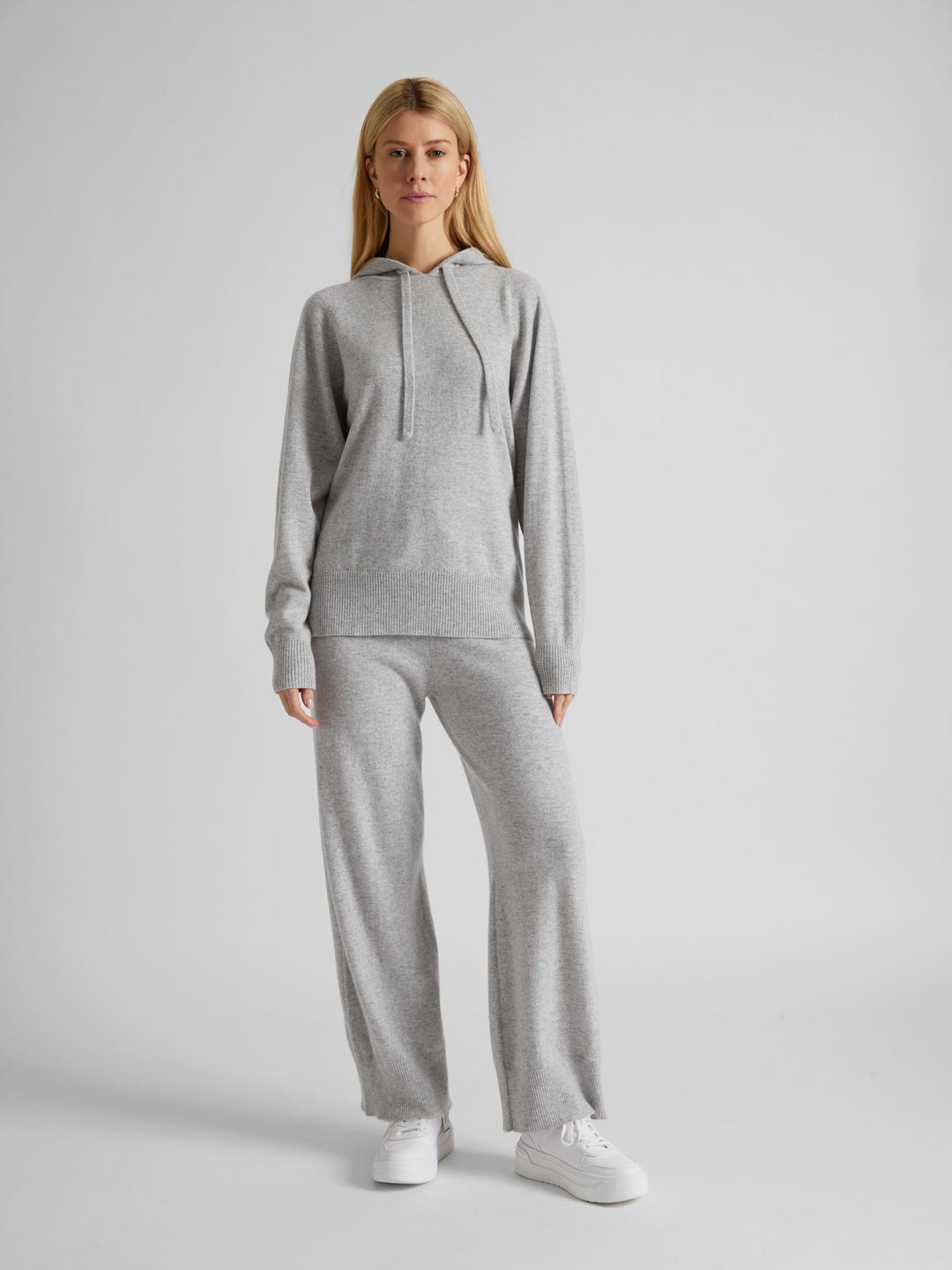 Cashmere hoodie "Lux Hoodie" in 100% pure cashmere. Scandinavian design by Kashmina. Color: Light Grey.