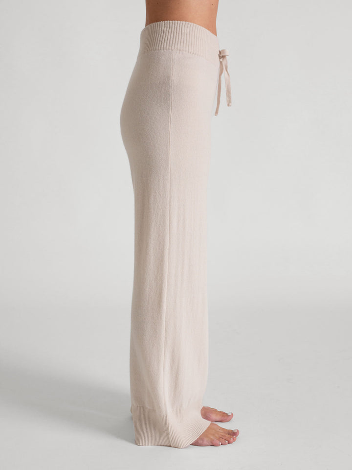 Cashmere pants "Lux Pants" in 100% pure cashmere. Color: Pearl. Scandinavian design by Kashmina.