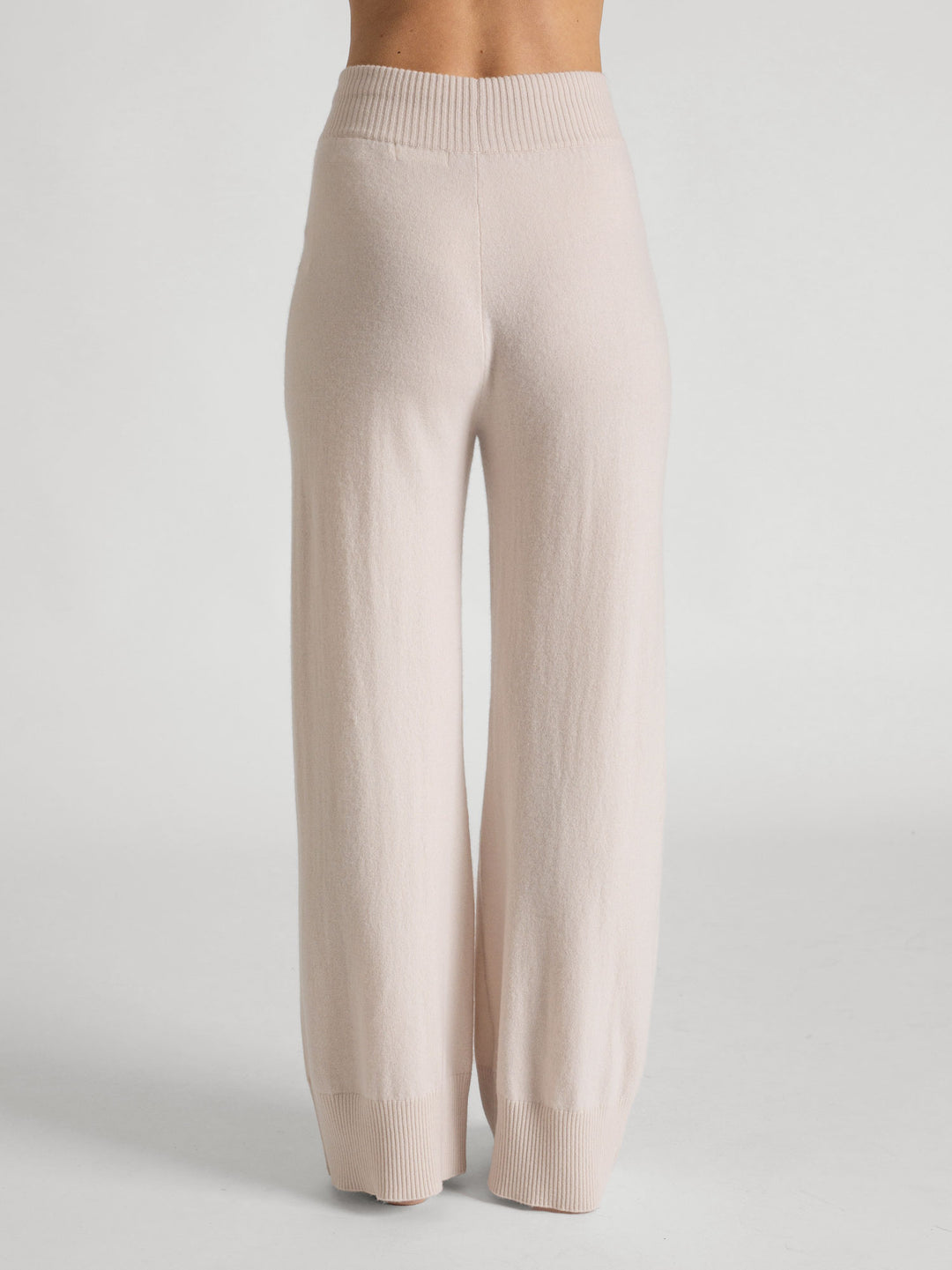 Cashmere pants "Lux Pants" in 100% pure cashmere. Color: Pearl. Scandinavian design by Kashmina.