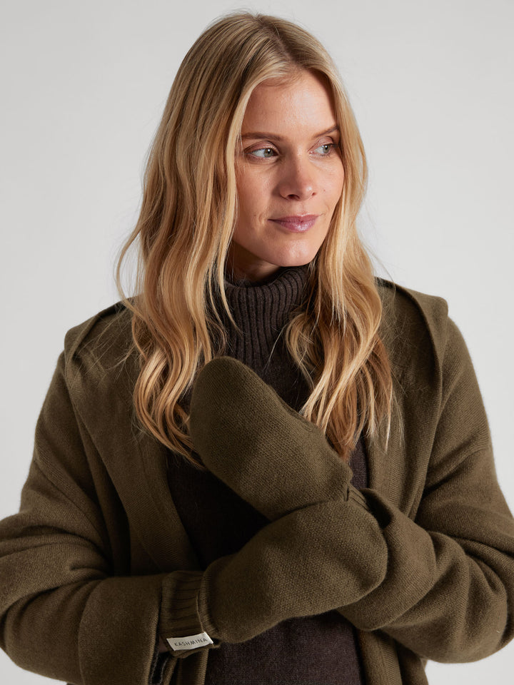 Cashmere mittens "Fryd" in 100% pure cashmere. Scandinavian design by Kashmina. Color: Hunter.