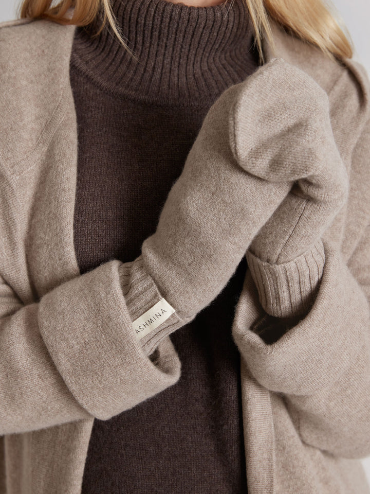 Cashmere mittens "Fryd" in 100% pure cashmere. Scandinavian design by Kashmina. Color: Toast.