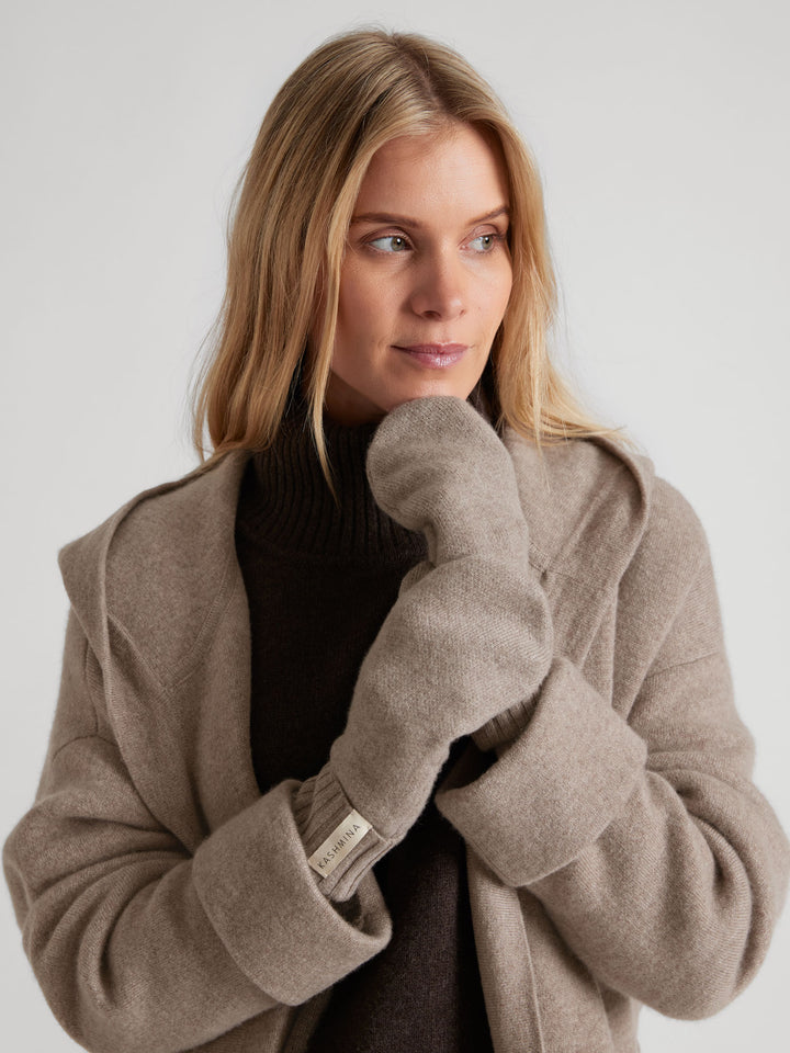 Cashmere mittens "Fryd" in 100% pure cashmere. Scandinavian design by Kashmina. Color: Toast.