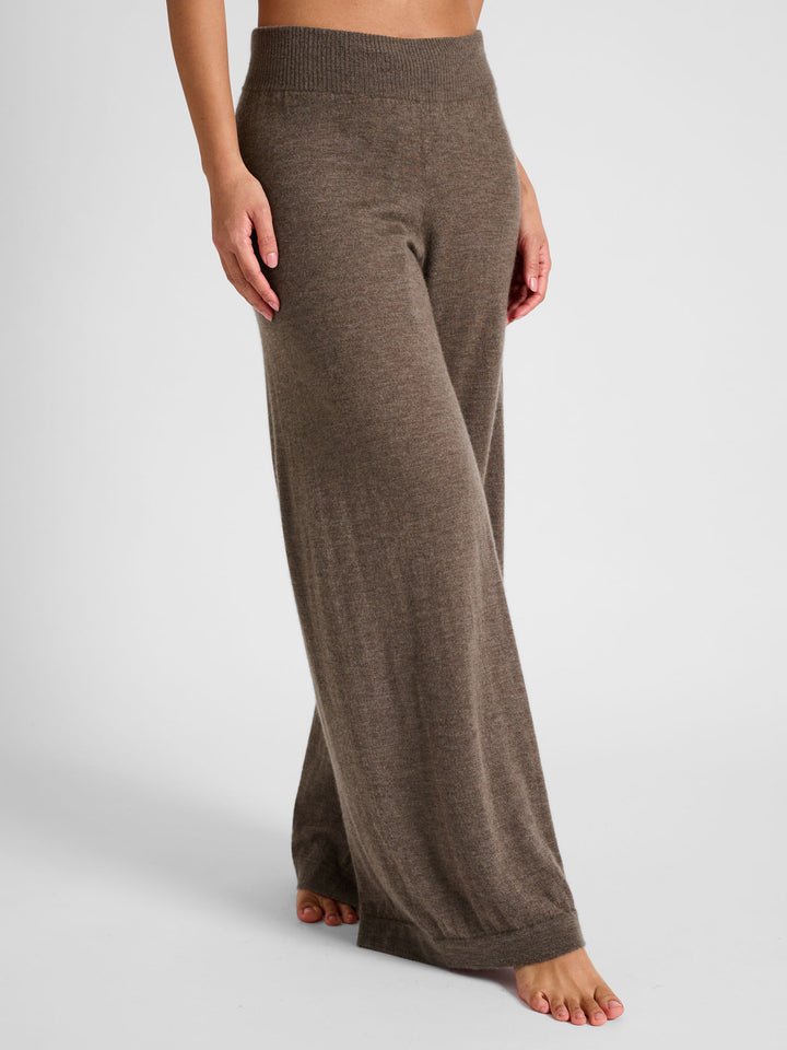 Cashmere pants "Air" in 100% pure light cashmere. Scandinavian design by Kashmina. Color: Dark Toast.