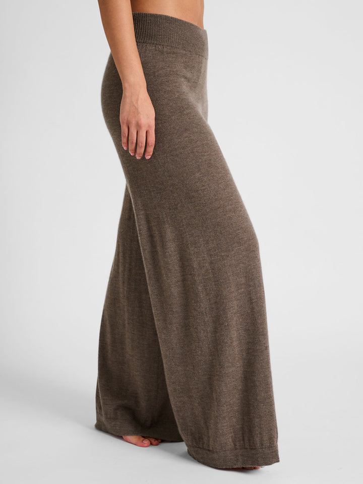 Cashmere pants "Air" in 100% pure light cashmere. Scandinavian design by Kashmina. Color: Dark Toast.