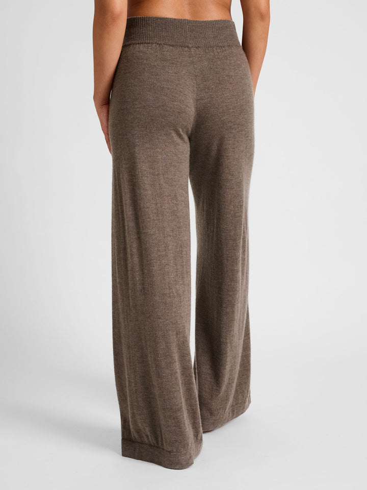 Cashmere pants "Air" in 100% pure light cashmere. Scandinavian design by Kashmina. Color: Dark Toast.