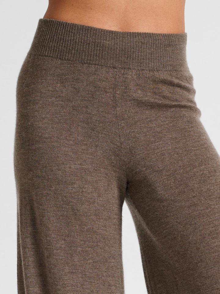 Cashmere pants "Air" in 100% pure light cashmere. Scandinavian design by Kashmina. Color: Dark Toast.
