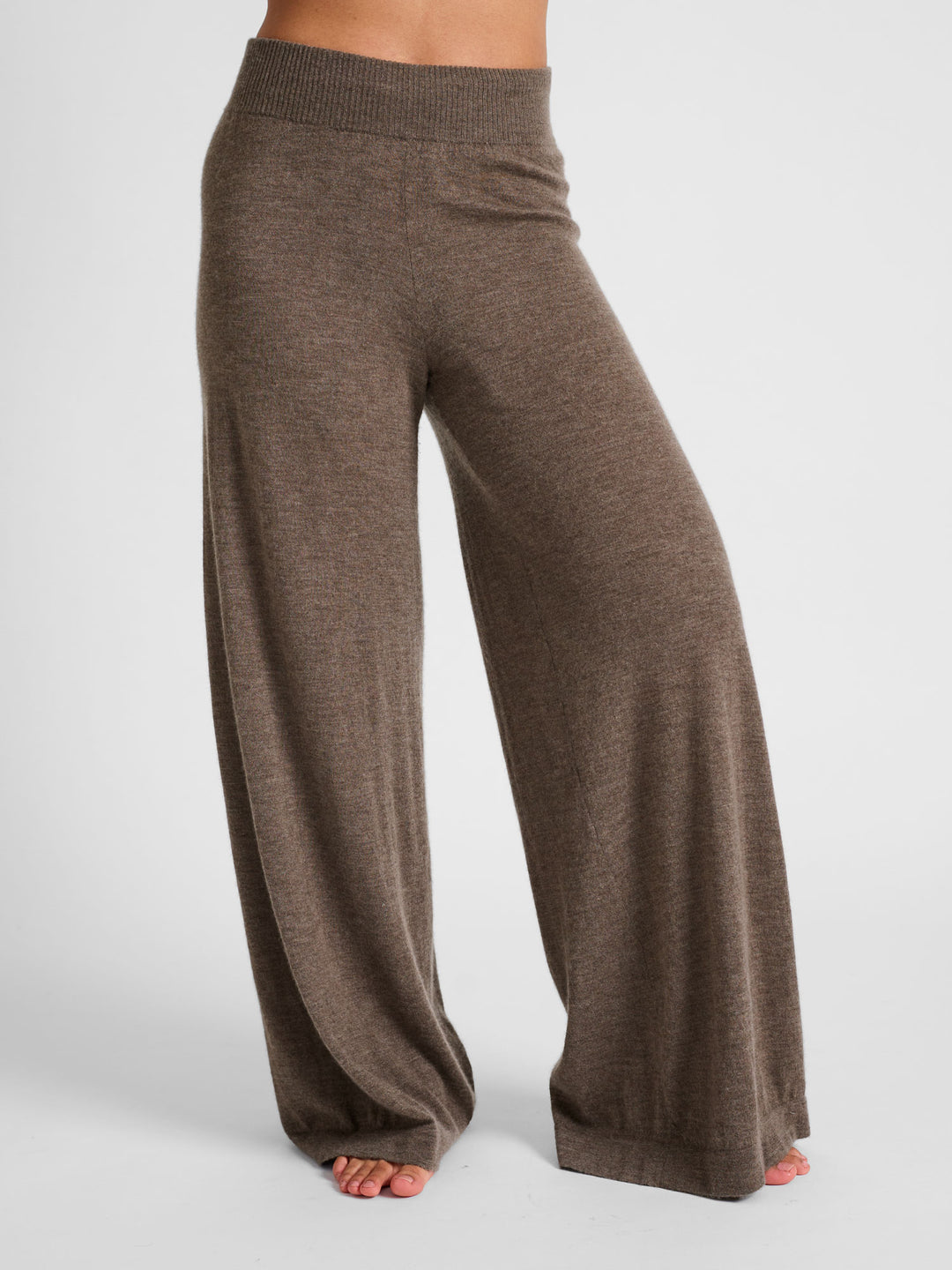 Cashmere pants "Air" in 100% pure light cashmere. Scandinavian design by Kashmina. Color: Dark Toast.
