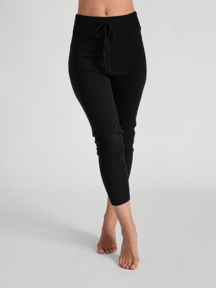 Cashmere pants "Chill" in 100% pure cashmere. Color: Black. Scandinavian design by Kashmina.
