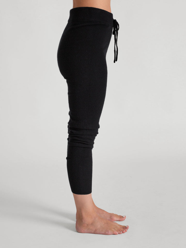 Cashmere pants "Chill" in 100% pure cashmere. Color: Black. Scandinavian design by Kashmina.