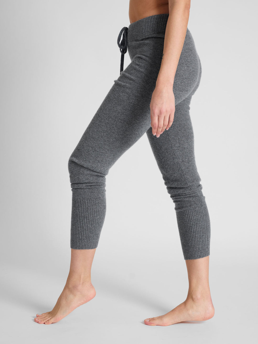 Cashmere pants "Chill Pants" in 100% pure cashmere. color: Dark grey. Scandinavian design by Kashmina.