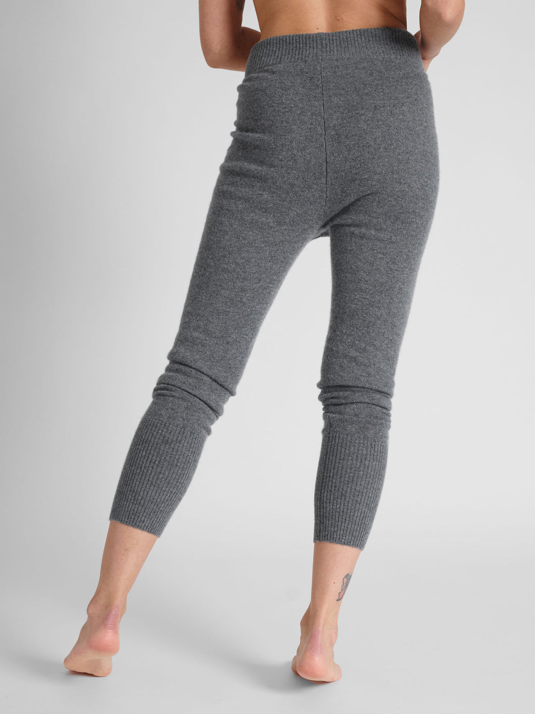 Cashmere pants "Chill Pants" in 100% pure cashmere. color: Dark grey. Scandinavian design by Kashmina.