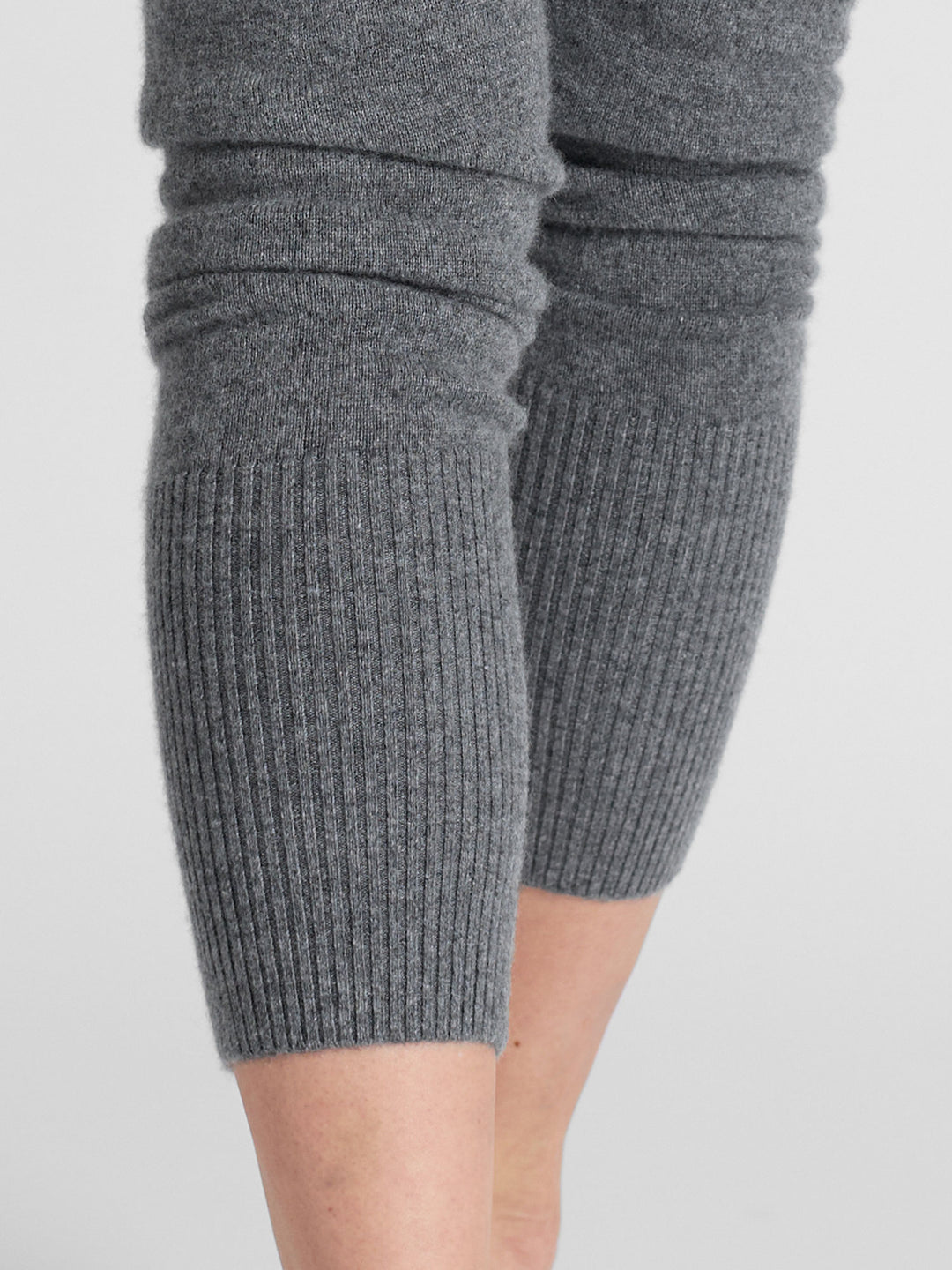 Cashmere pants "Chill Pants" in 100% pure cashmere. color: Dark grey. Scandinavian design by Kashmina.