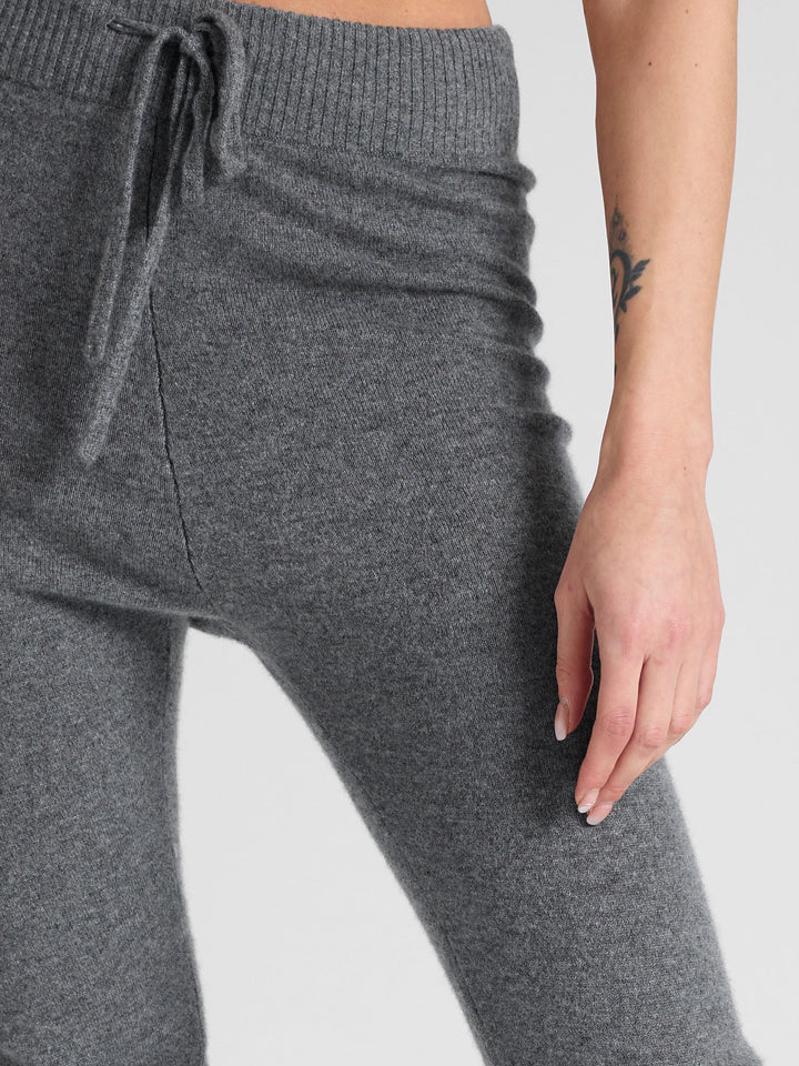 Cashmere pants "Chill Pants" in 100% pure cashmere. color: Dark grey. Scandinavian design by Kashmina.