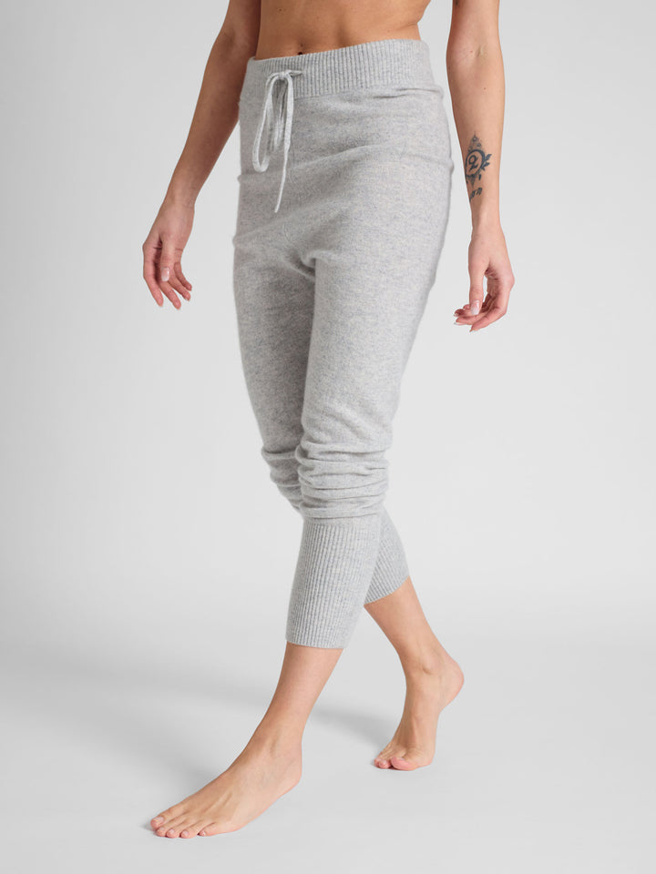 Cashmere pants "Chill Pants" in 100% pure cashmere. color: light grey. Scandinavian design by Kashmina