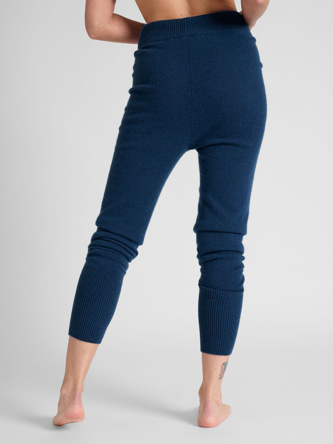 cashmere pants "Chill pants" in 100% pure cashmere. Scandinavian design by Kashmina. Color: mountain blue