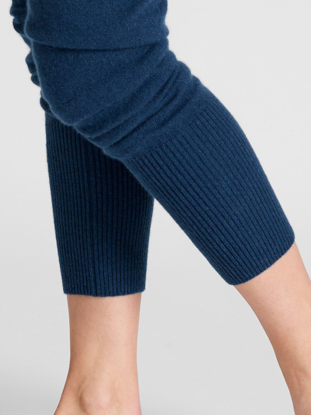 cashmere pants "Chill pants" in 100% pure cashmere. Scandinavian design by Kashmina. Color: mountain blue