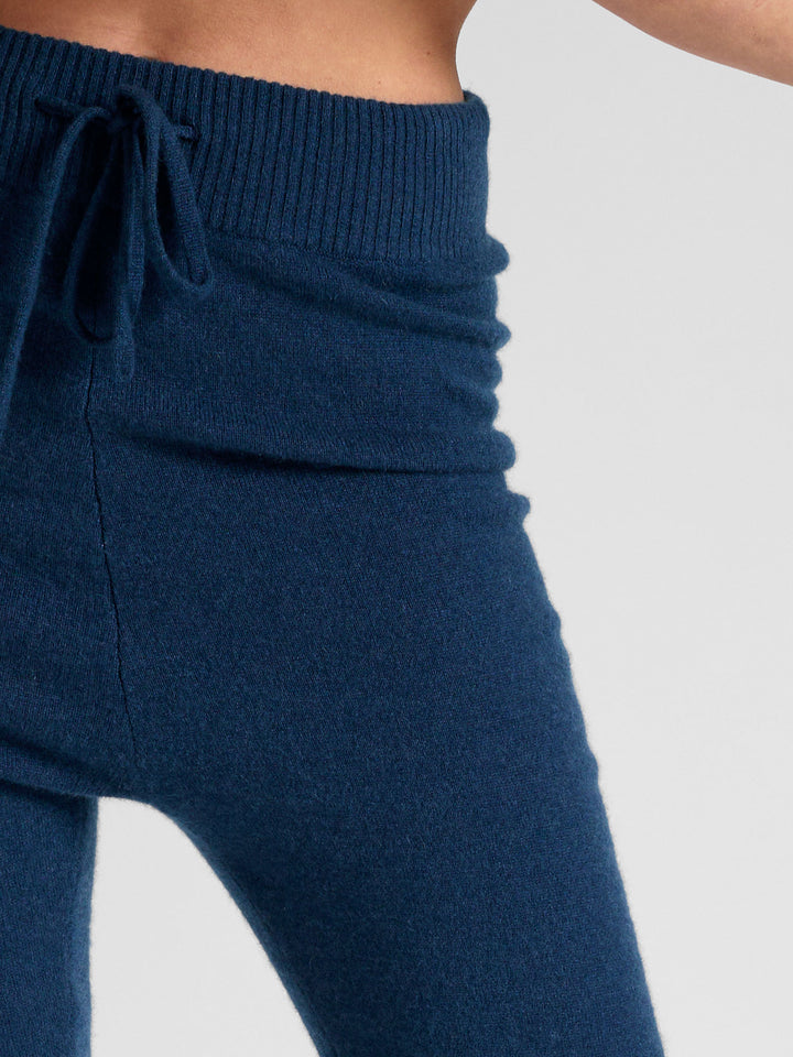 cashmere pants "Chill pants" in 100% pure cashmere. Scandinavian design by Kashmina. Color: mountain blue