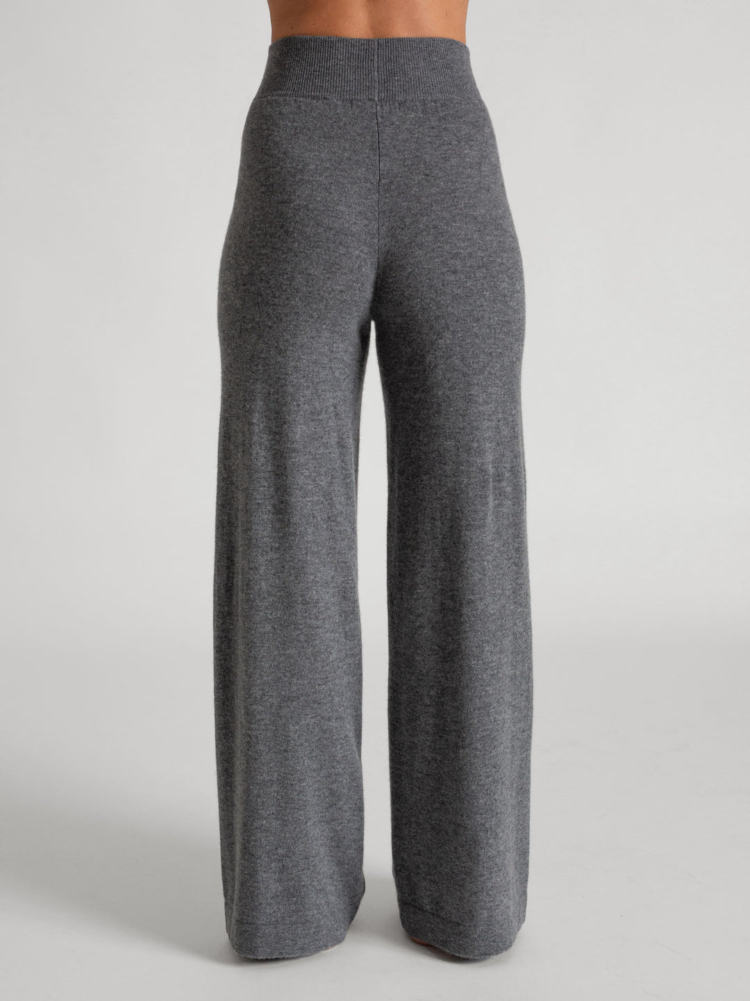Cashmere pants "Dagny" in 100% pure cashmere. Scandinavian design by Kashmina. Color: Dark Grey.