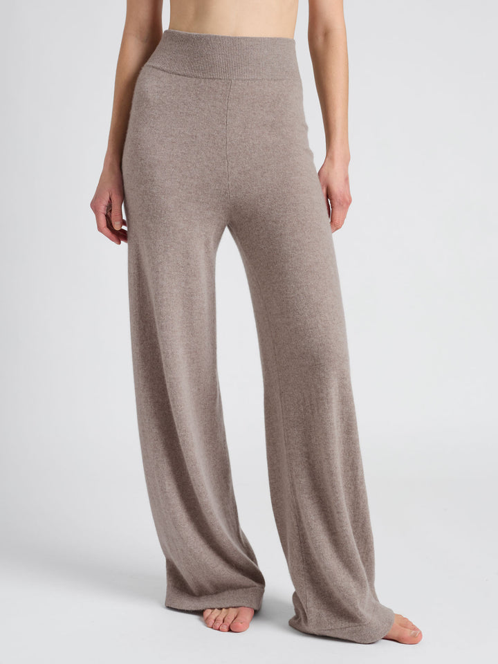 Cashmere pants "Dagny" in 100% pure cashmere. Scandinavian design by Kashmina. Color: Toast.