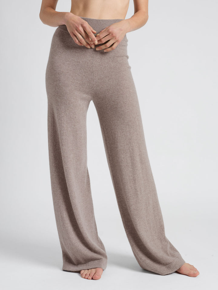 Cashmere pants "Dagny" in 100% pure cashmere. Scandinavian design by Kashmina. Color: Toast.