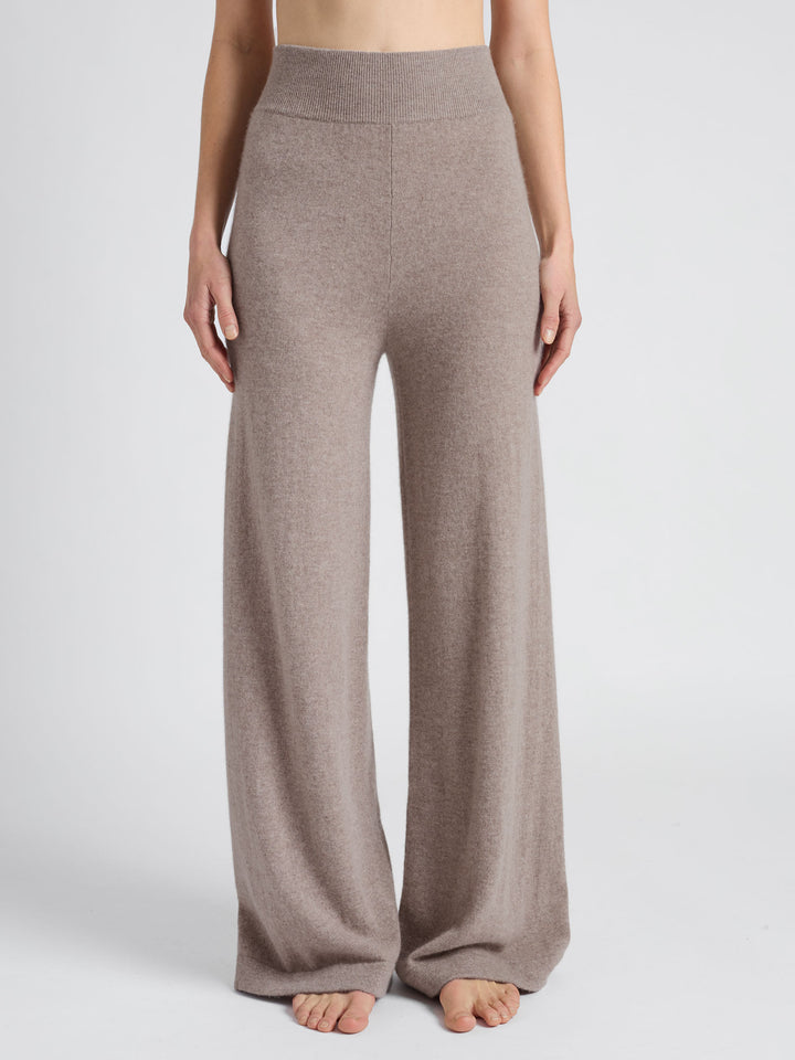 Cashmere pants "Dagny" in 100% pure cashmere. Scandinavian design by Kashmina. Color: Toast.