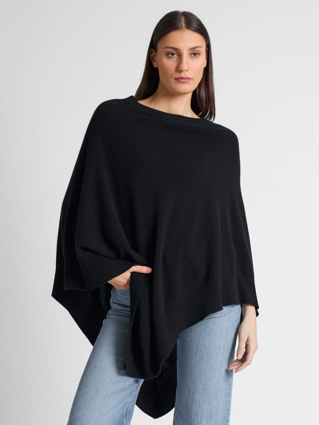 Cashmere poncho "Haddy" in 100% pure cashmere. Scandinavian design by Kashmina. Color: Black.